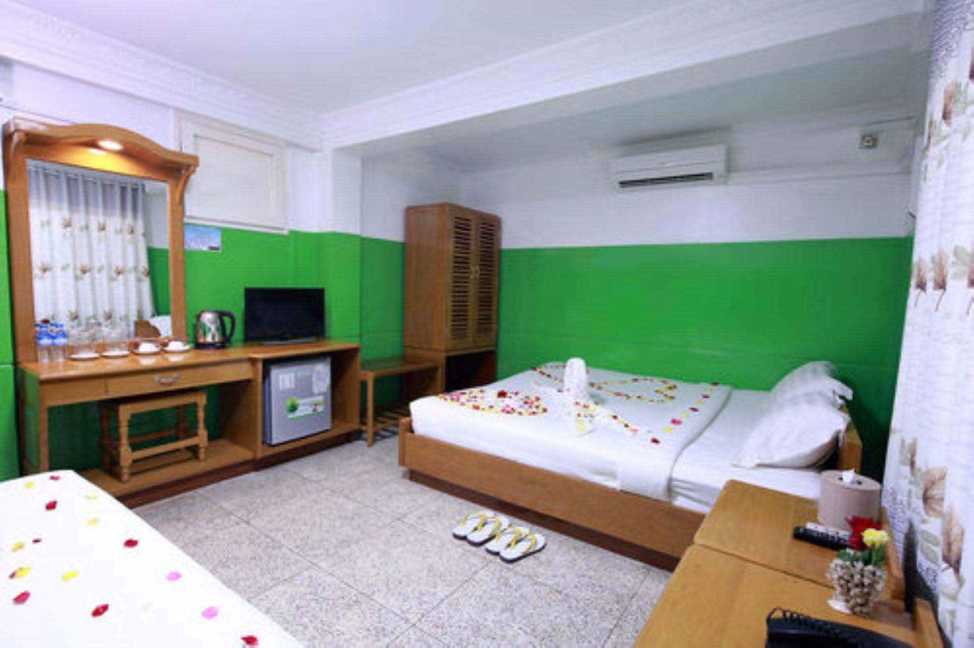 Hotel Venus Mandalay Bagian luar foto